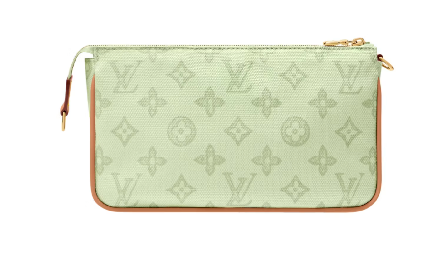 Louis Vuitton Pochette Accessories en toile Monogram brune avec garnitures en cuir naturel, chaîne dorée et bandoulière amovible.