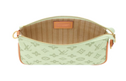 Louis Vuitton Pochette Accessories en toile Monogram brune avec garnitures en cuir naturel, chaîne dorée et bandoulière amovible.