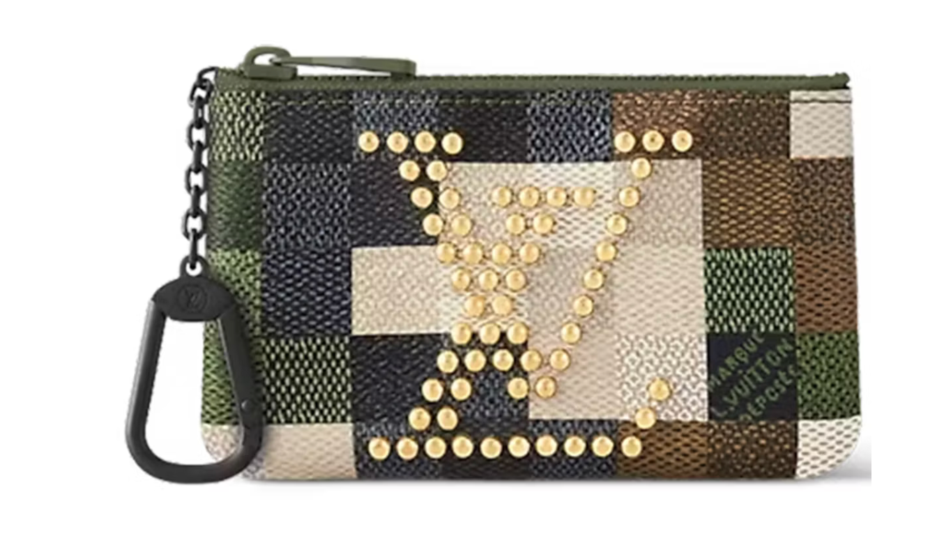 Pochette clés Louis Vuitton en toile Damoflage verte, motif Damier revisité avec détails métalliques polis et format compact.