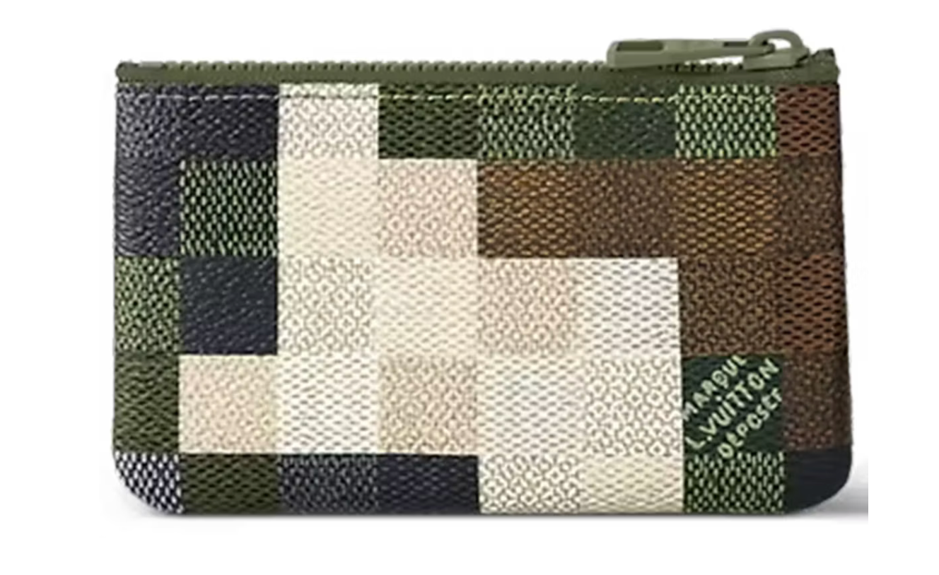 Pochette clés Louis Vuitton en toile Damoflage verte, motif Damier revisité avec détails métalliques polis et format compact.