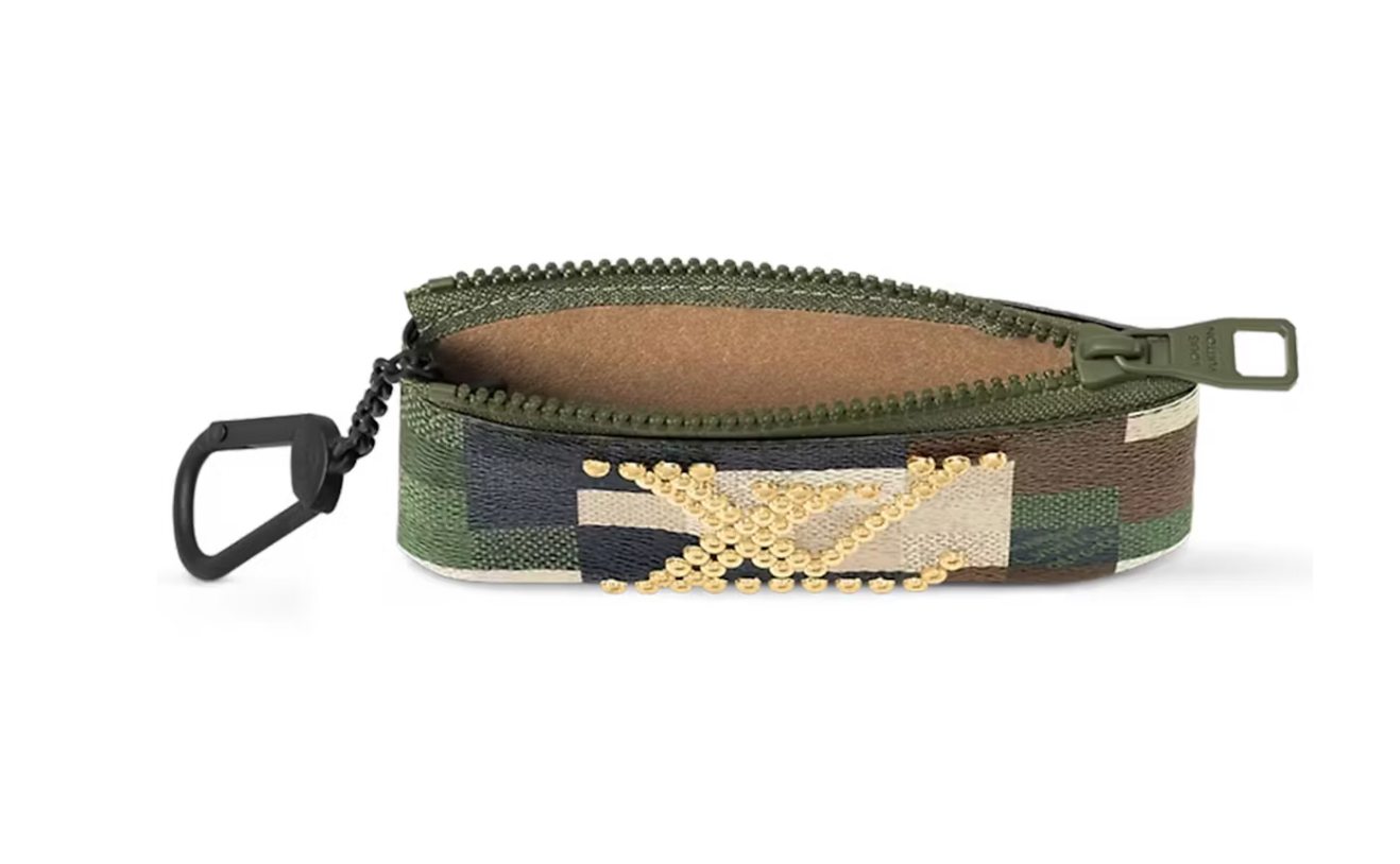 Pochette clés Louis Vuitton en toile Damoflage verte, motif Damier revisité avec détails métalliques polis et format compact.