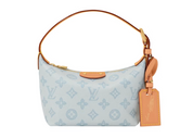 Louis Vuitton Pochette Hills en toile Monogram brune avec garniture en cuir de vache, fermeture zippée, détails dorés et poignée ajustable.