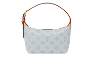 Louis Vuitton Pochette Hills en toile Monogram brune avec garniture en cuir de vache, fermeture zippée, détails dorés et poignée ajustable.