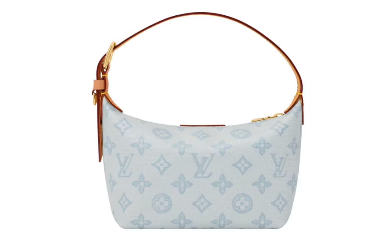 Louis Vuitton Pochette Hills en toile Monogram brune avec garniture en cuir de vache, fermeture zippée, détails dorés et poignée ajustable.