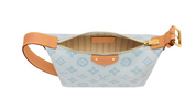 Louis Vuitton Pochette Hills en toile Monogram brune avec garniture en cuir de vache, fermeture zippée, détails dorés et poignée ajustable.