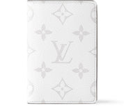 Louis Vuitton Pocket Organizer Optic White en toile Monogram blanche et cuir Taïga avec format compact et rangements pour cartes vu de face. 