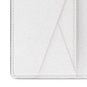 Louis Vuitton Pocket Organizer Optic White en toile Monogram blanche et cuir Taïga avec format compact et rangements pour cartes vu détaillée sur le cuir. 