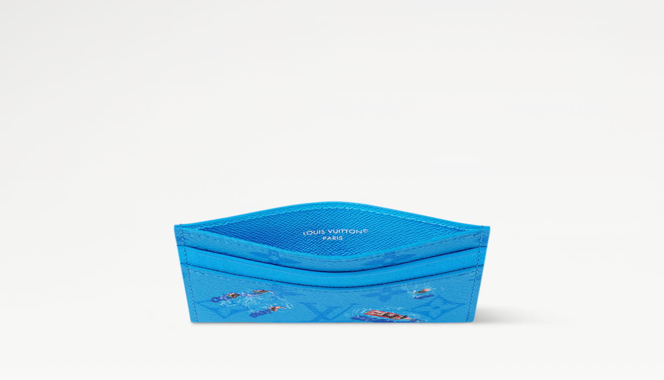 Louis Vuitton Pool Double Card Case Blue Lagoon, porte-cartes de luxe Louis Vuitton bleu Blue Lagoon avec format compact et finitions haut de gamme.