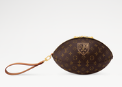 Louis Vuitton Rugby Clutch Brown, pochette Louis Vuitton marron en Monogram avec design inspiré d'un ballon de rugby et finitions premium.