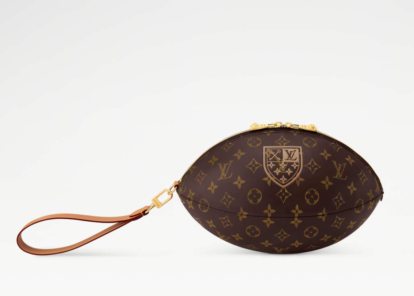 Louis Vuitton Rugby Clutch Brown, pochette Louis Vuitton marron en Monogram avec design inspiré d'un ballon de rugby et finitions premium.