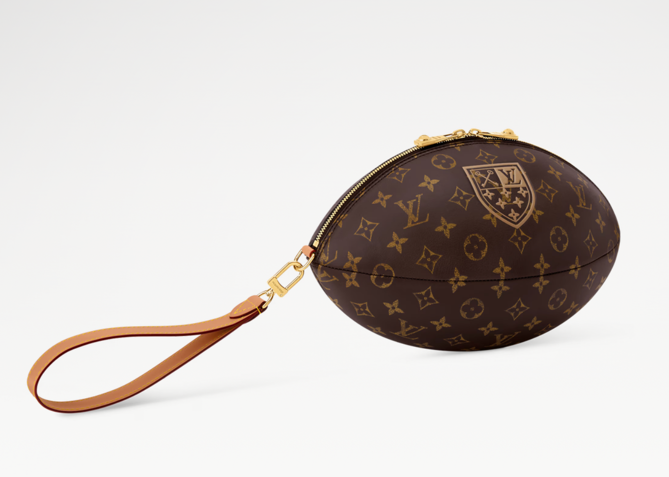 Louis Vuitton Rugby Clutch Brown, pochette Louis Vuitton marron en Monogram avec design inspiré d'un ballon de rugby et finitions premium.
