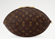 Louis Vuitton Rugby Clutch Brown, pochette Louis Vuitton marron en Monogram avec design inspiré d'un ballon de rugby et finitions premium.