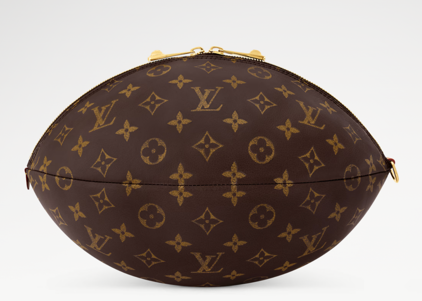 Louis Vuitton Rugby Clutch Brown, pochette Louis Vuitton marron en Monogram avec design inspiré d'un ballon de rugby et finitions premium.