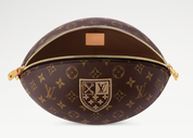 Louis Vuitton Rugby Clutch Brown, pochette Louis Vuitton marron en Monogram avec design inspiré d'un ballon de rugby et finitions premium.