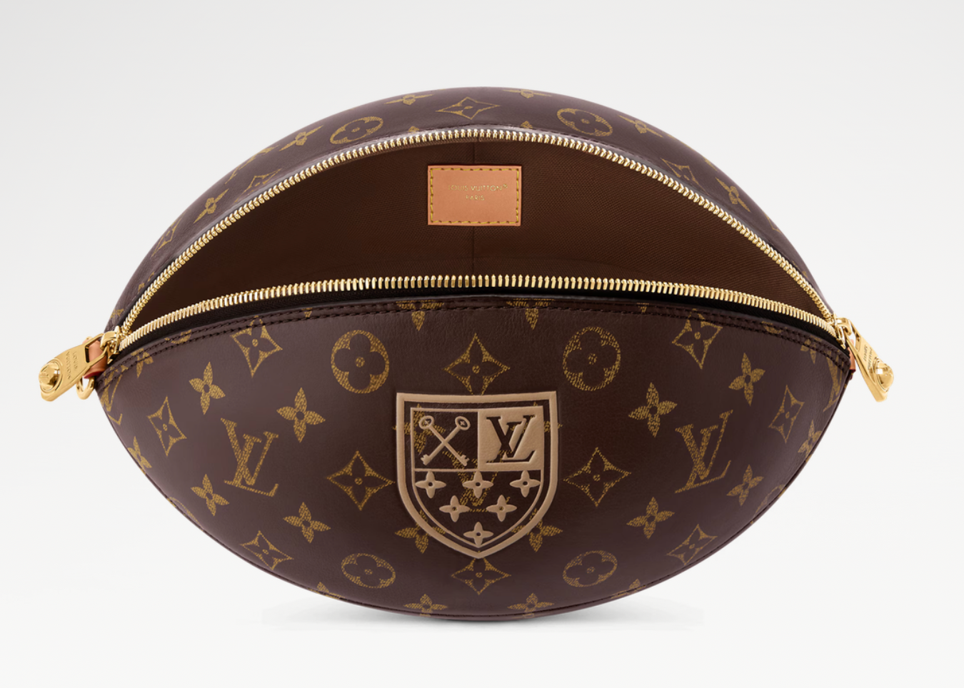 Louis Vuitton Rugby Clutch Brown, pochette Louis Vuitton marron en Monogram avec design inspiré d'un ballon de rugby et finitions premium.