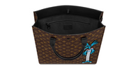 Louis Vuitton Sac Plat M45667 en toile Monogram noire avec détails orange, poignées en cuir, bandoulière amovible, fermeture zippée et silhouette structurée.