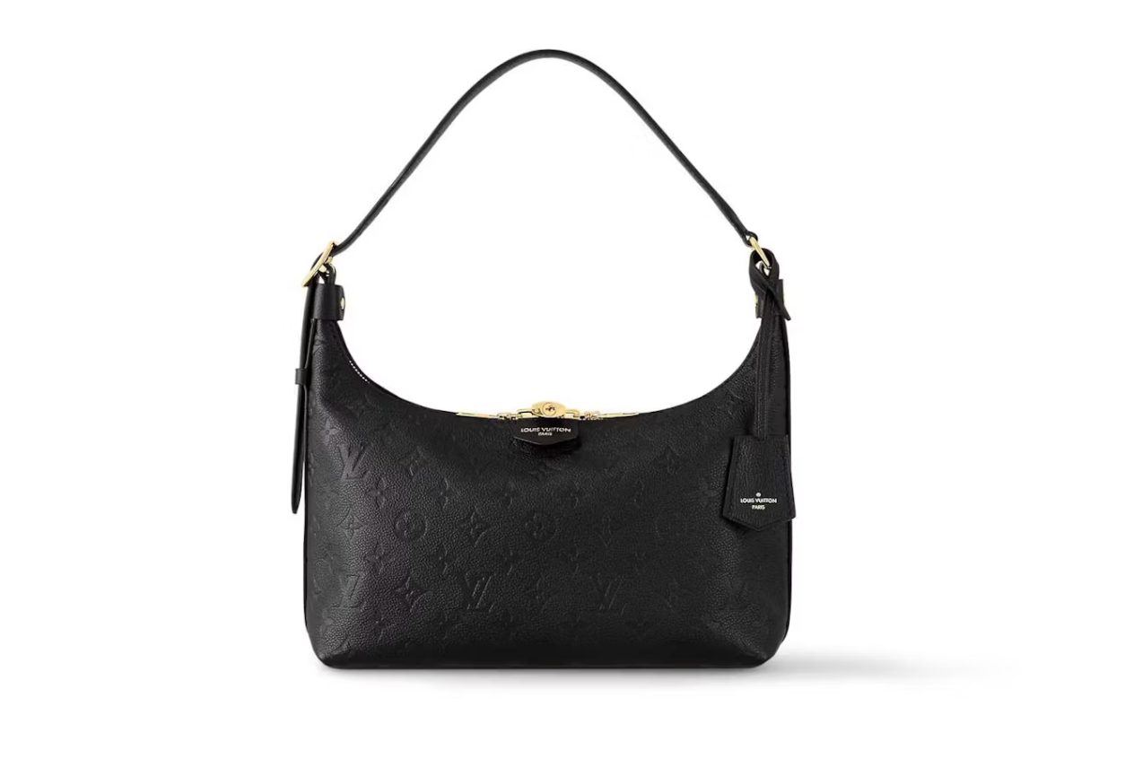 Louis Vuitton Sac Sport Black en cuir de veau noir avec poignées en cuir roulé, bandoulière amovible, fermeture zippée double sens, grand compartiment principal et finitions métalliques.