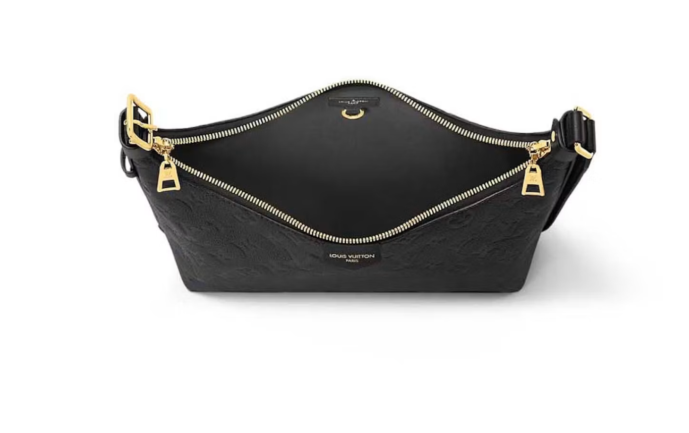 Louis Vuitton Sac Sport Black en cuir de veau noir avec poignées en cuir roulé, bandoulière amovible, fermeture zippée double sens, grand compartiment principal et finitions métalliques.