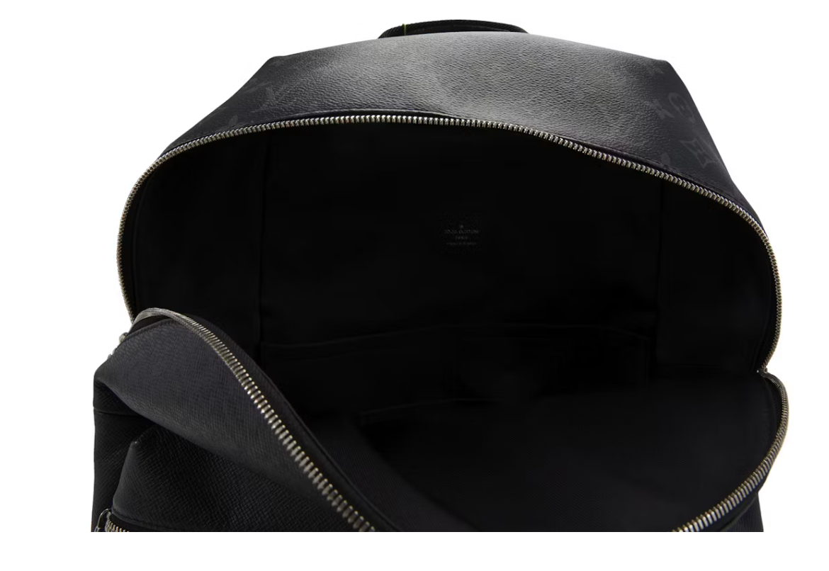 Louis Vuitton Sac à dos Discovery Monogram Eclipse Taiga PM Noir intérieur logo zip sombre 