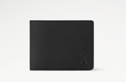 Louis Vuitton Slender Wallet Taiga Black en cuir Taïga noir texturé, format compact à deux volets avec silhouette fine.