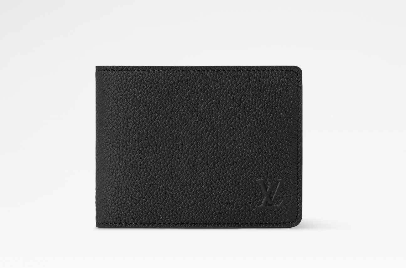 Louis Vuitton Slender Wallet Taiga Black en cuir Taïga noir texturé, format compact à deux volets avec silhouette fine.