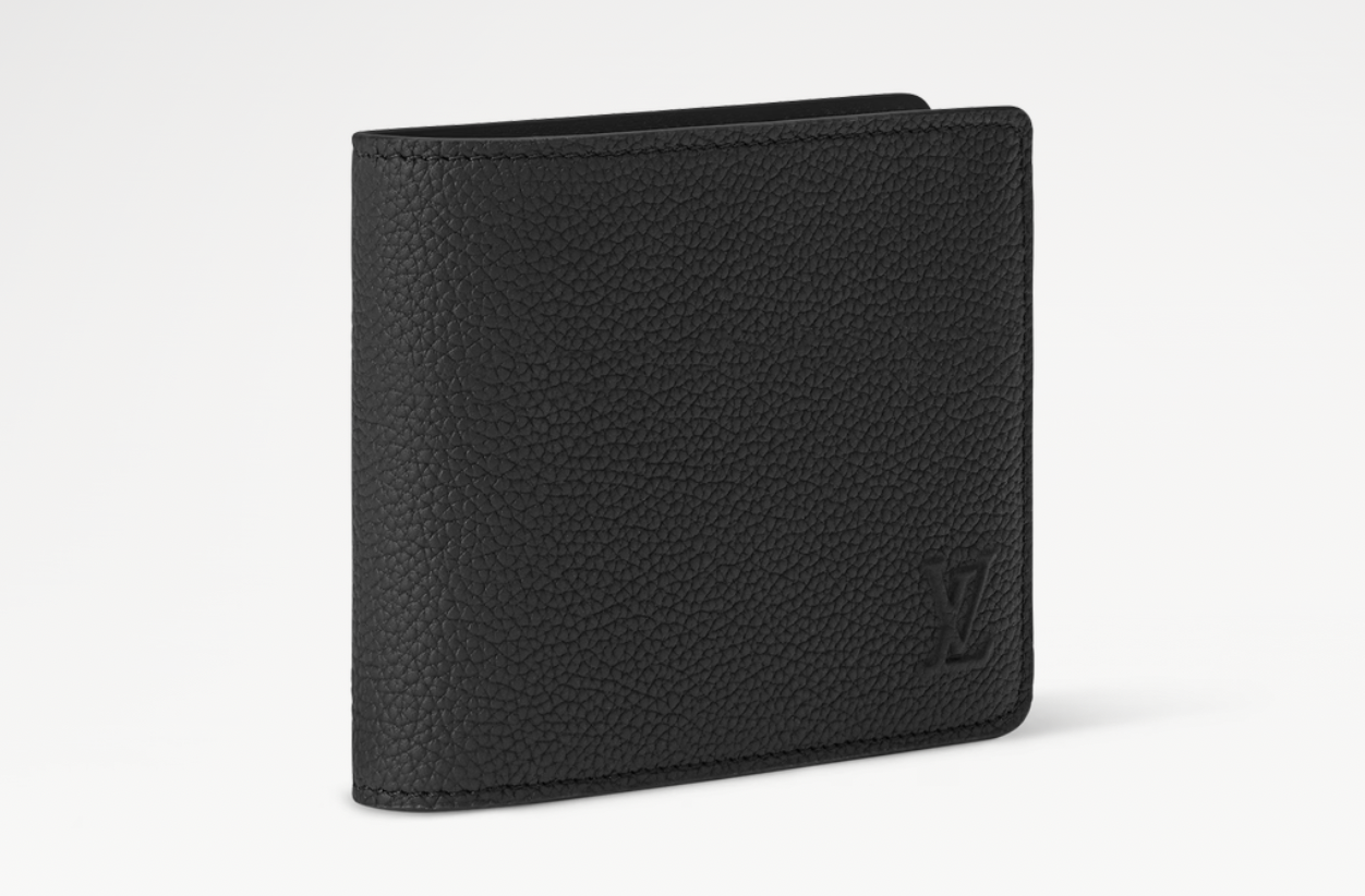 Louis Vuitton Slender Wallet Taiga Black en cuir Taïga noir texturé, format compact à deux volets avec silhouette fine.