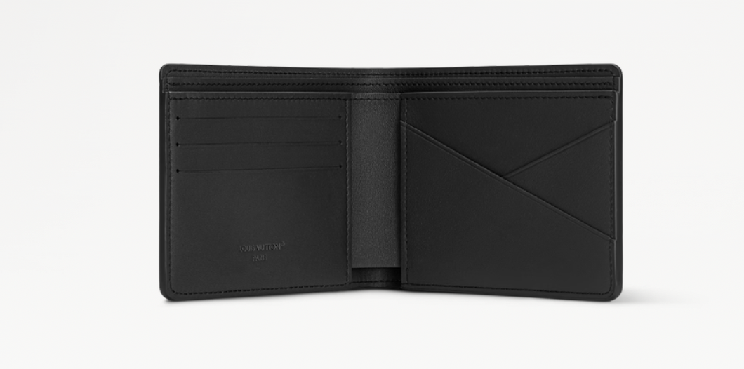 Louis Vuitton Slender Wallet Taiga Black en cuir Taïga noir texturé, format compact à deux volets avec silhouette fine.