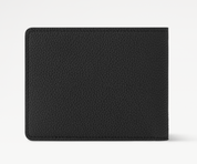 Louis Vuitton Slender Wallet Taiga Black en cuir Taïga noir texturé, format compact à deux volets avec silhouette fine.