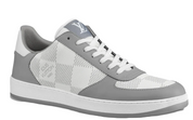 Louis Vuitton Rivoli Damier Grey avec tige en cuir premium et empiècements à motif Damier gris, silhouette basse élégante et semelle extérieure en caoutchouc.
