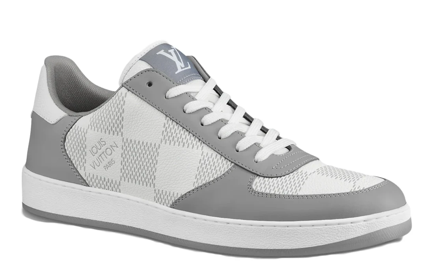 Louis Vuitton Rivoli Damier Grey avec tige en cuir premium et empiècements à motif Damier gris, silhouette basse élégante et semelle extérieure en caoutchouc.