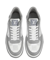 Louis Vuitton Rivoli Damier Grey avec tige en cuir premium et empiècements à motif Damier gris, silhouette basse élégante et semelle extérieure en caoutchouc.