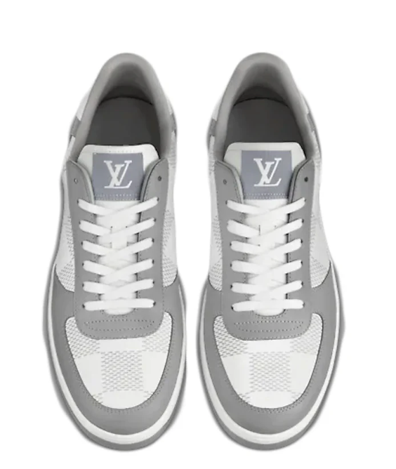Louis Vuitton Rivoli Damier Grey avec tige en cuir premium et empiècements à motif Damier gris, silhouette basse élégante et semelle extérieure en caoutchouc.