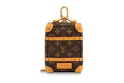 Louis Vuitton Soft Trunk Backpack Bag Charm and Key Holder Brown en toile Monogram brune avec zips, détails dorés et silhouette de mini sac à dos.