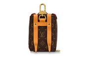 Louis Vuitton Soft Trunk Backpack Bag Charm and Key Holder Brown en toile Monogram brune avec zips, détails dorés et silhouette de mini sac à dos.