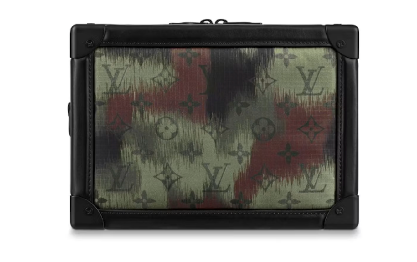 Louis Vuitton Soft Trunk Camouflage Green, sac bandoulière Louis Vuitton rectangulaire avec motif camouflage vert et construction inspirée des malles.