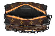 Louis Vuitton Soft Trunk Mini en toile enduite avec finitions métalliques noires, chaîne intégrée et silhouette rectangulaire compacte.