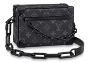 Louis Vuitton Soft Trunk Monogram Black en cuir Taurillon noir embossé Monogram avec finitions métalliques noires et orange.