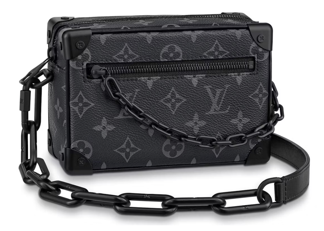 Louis Vuitton Soft Trunk Monogram Black en cuir Taurillon noir embossé Monogram avec finitions métalliques noires et orange.