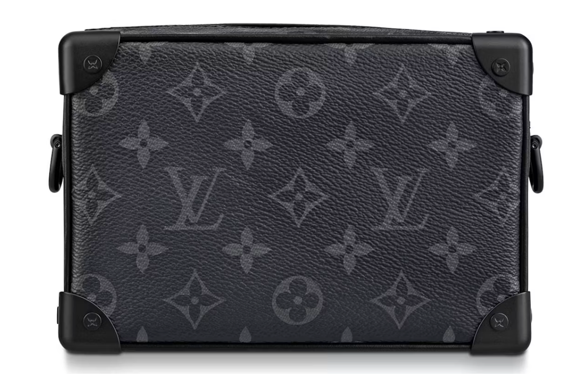 Louis Vuitton Soft Trunk Monogram Black en cuir Taurillon noir embossé Monogram avec finitions métalliques noires et orange.