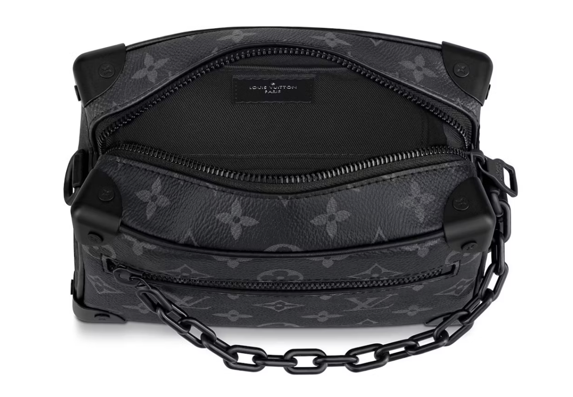 Louis Vuitton Soft Trunk Monogram Black en cuir Taurillon noir embossé Monogram avec finitions métalliques noires et orange.