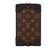 Louis Vuitton Soft Trunk Phone Box en toile Monogram brune avec finitions métalliques noires, bandoulière et format vertical compact.