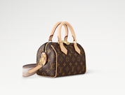 Louis Vuitton Speedy Bandoulière 20 Monogram Black, sac de luxe Louis Vuitton format 20 en Monogram noir avec bandoulière amovible et finitions haut de gamme.