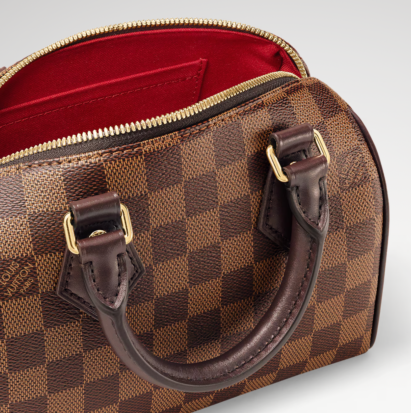 Louis Vuitton Speedy Bandoulière 20, sac Louis Vuitton compact avec doubles poignées Toron, fermeture zippée et bandoulière ajustable.