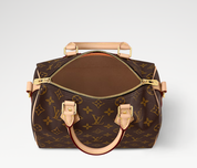Louis Vuitton Speedy Bandoulière 25 Monogram Brown, sac Louis Vuitton en toile Monogram marron avec poignées en cuir naturel et bandoulière ajustable.