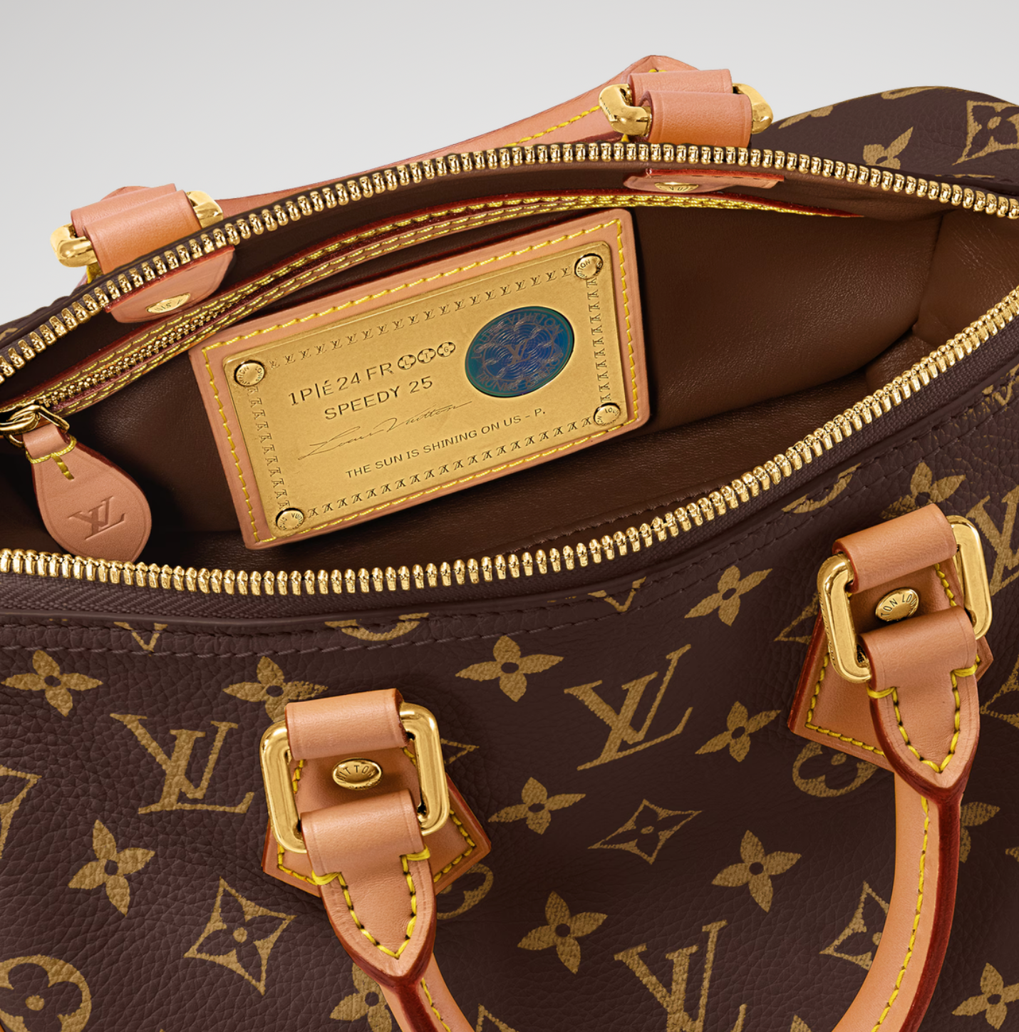 Louis Vuitton Speedy P9 Bandoulière 25 Monogram Leather Brown Monogram, sac Louis Vuitton en cuir Monogram marron embossé avec poignées Toron et bandoulière ajustable.