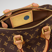 Louis Vuitton Speedy P9 Bandoulière 25 Monogram Leather Brown Monogram, sac Louis Vuitton en cuir Monogram marron embossé avec poignées Toron et bandoulière ajustable.