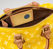 Louis Vuitton Speedy P9 Bandoulière 25 Monogram Leather Jaune Mat, sac Louis Vuitton en cuir Monogram embossé jaune mat avec poignées Toron et bandoulière ajustable.