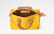 Louis Vuitton Speedy P9 Bandoulière 25 Monogram Leather Jaune Mat, sac Louis Vuitton en cuir Monogram embossé jaune mat avec poignées Toron et bandoulière ajustable.