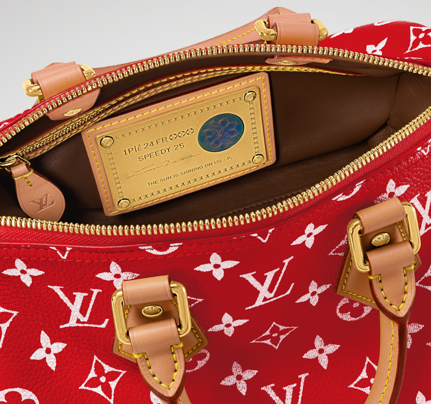 Louis Vuitton Speedy P9 Bandoulière 25 Monogram Leather Red, sac Louis Vuitton rouge en cuir Monogram embossé avec poignées Toron et bandoulière ajustable.