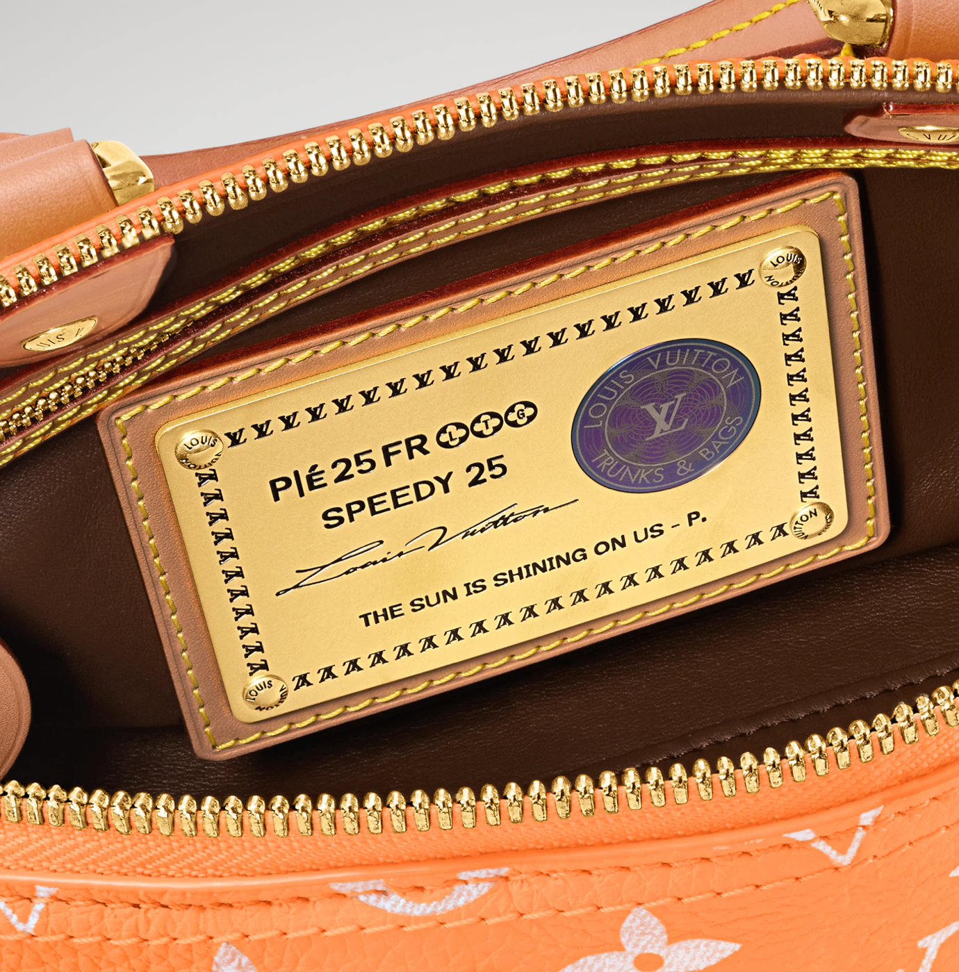Louis Vuitton Speedy P9 Bandoulière 25 Summer Peach, sac Louis Vuitton en cuir souple coloris pêche avec motif Monogram et bandoulière ajustable.